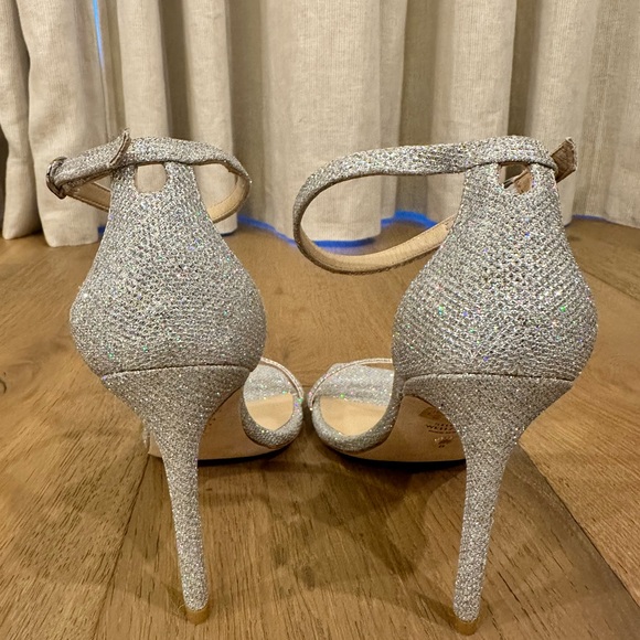 Stuart Weitzman Nudistcurve 100 Sandal in Platino. Glittered mesh, leather sole. - Picture 5 of 6